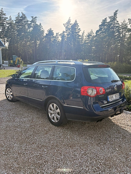Volkswagen Passat 2 of 3