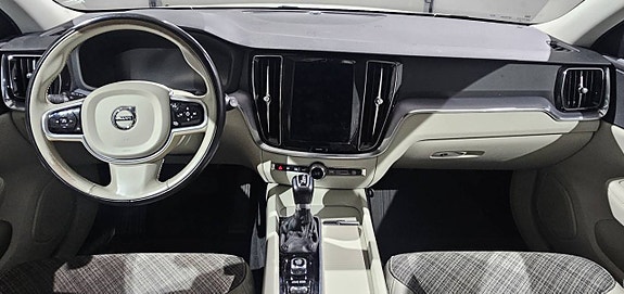 Volvo V60 Cross Country 3 of 14