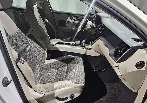 Volvo V60 Cross Country 7 of 14