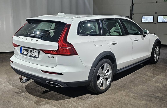 Volvo V60 Cross Country 2 of 14