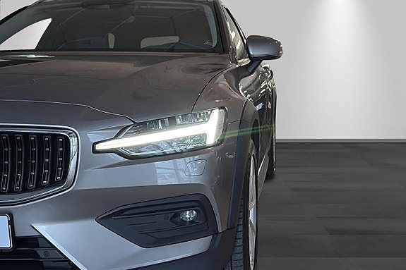 Volvo V60 Cross Country 4 of 18