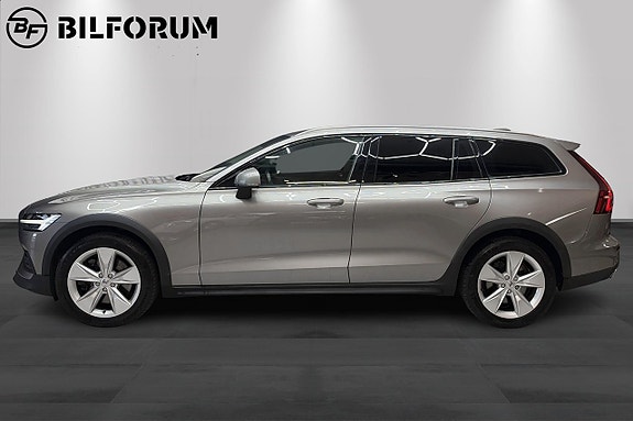 Volvo V60 Cross Country 2 of 18