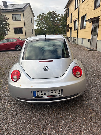Volkswagen New Beetle 2 of 8