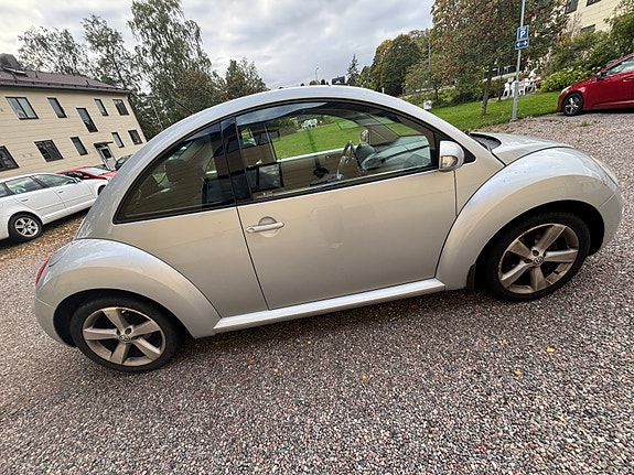 Volkswagen New Beetle 4 of 8