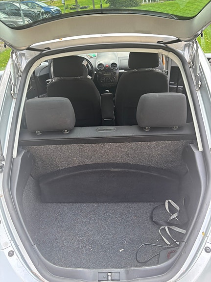 Volkswagen New Beetle 8 of 8