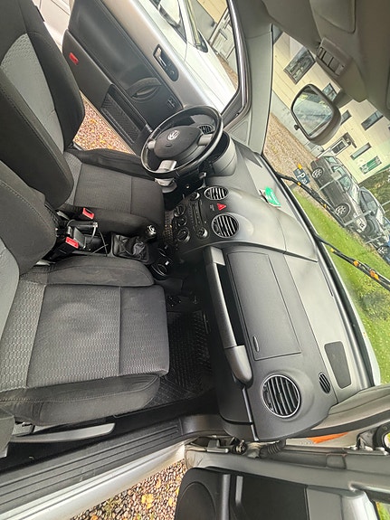 Volkswagen New Beetle 6 of 8