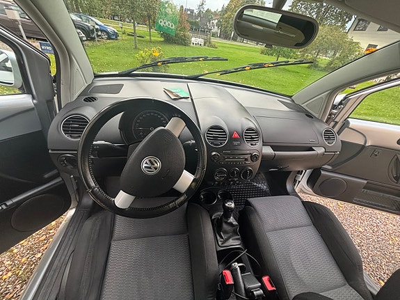 Volkswagen New Beetle 5 of 8