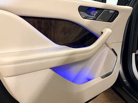 Jaguar I-PACE 12 of 24