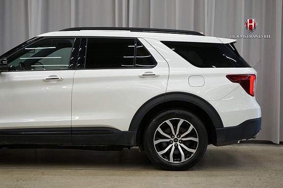 Ford Explorer 8 of 26