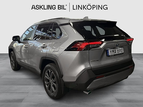 Toyota RAV4 2 of 10