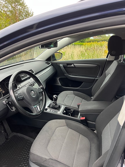 Volkswagen Passat 4 of 9