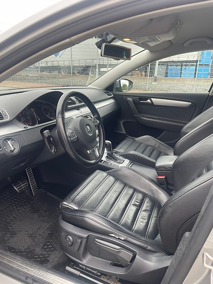 Volkswagen Passat Alltrack 3 of 5