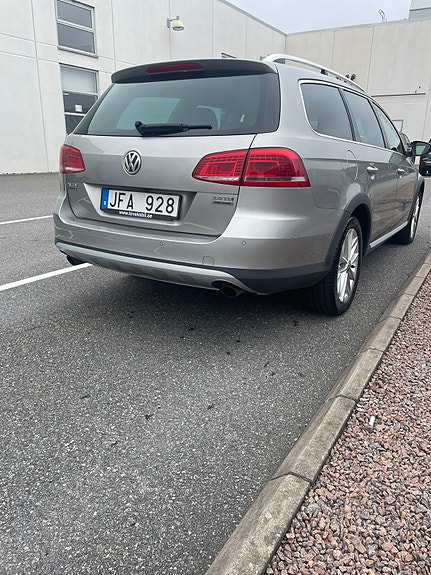 Volkswagen Passat Alltrack 2 of 5