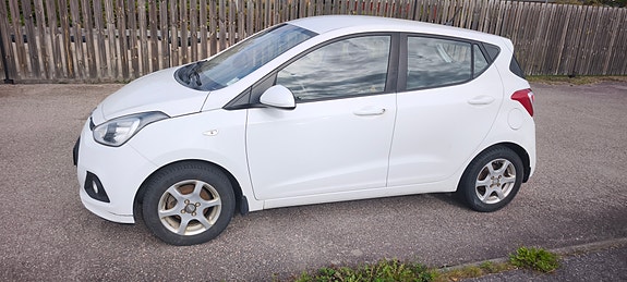 Hyundai i10 2 of 12