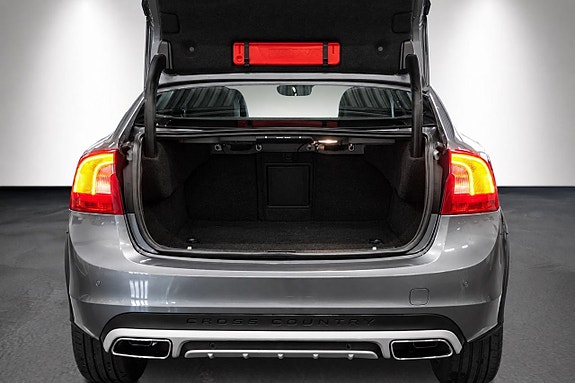 Volvo S60 Cross Country 6 of 25