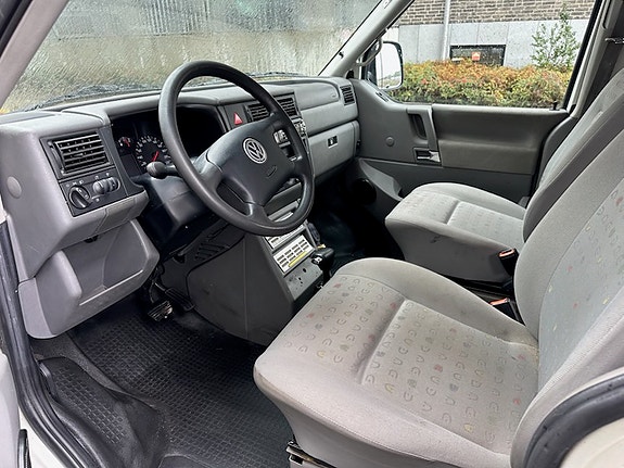Volkswagen Caravelle 5 of 7
