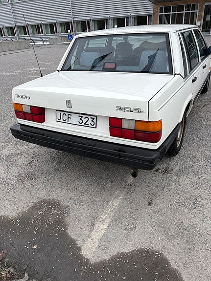 Volvo 740 3 of 5
