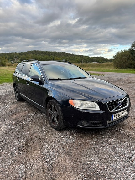 Volvo V70 2 of 8