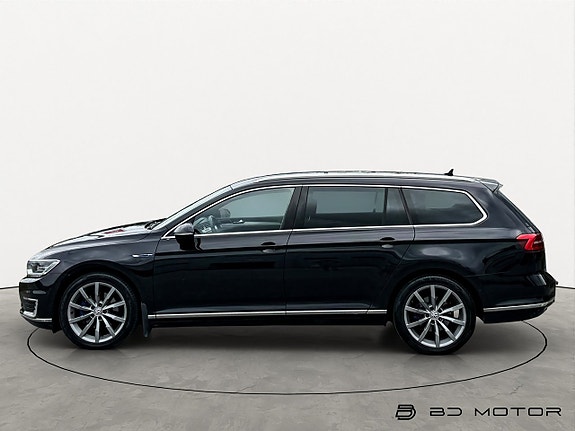 Volkswagen Passat 2 of 23
