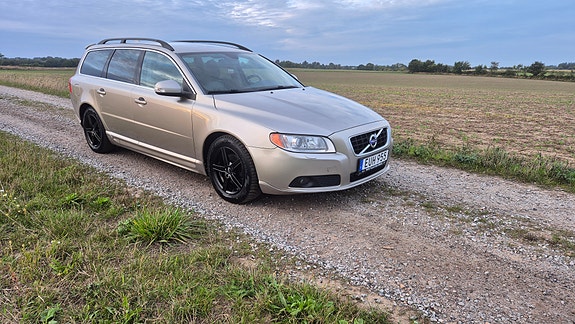 Volvo V70 2 of 8