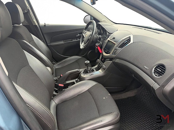 Chevrolet Cruze 10 of 15