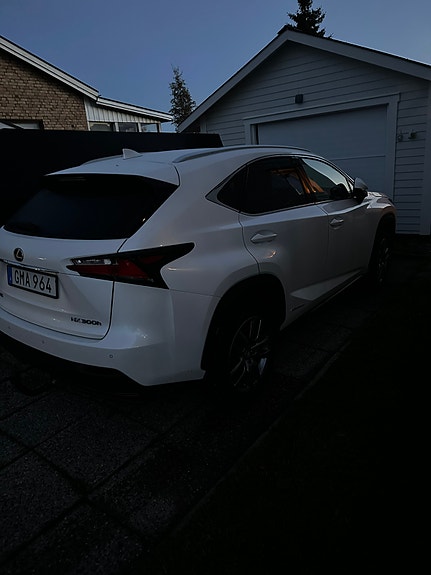 Lexus NX300h 2 of 3