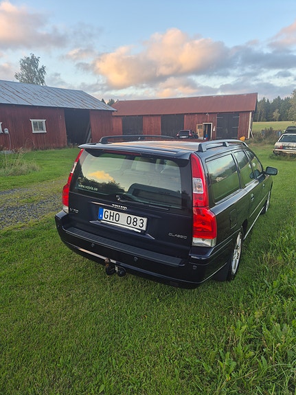 Volvo V70 3 of 4