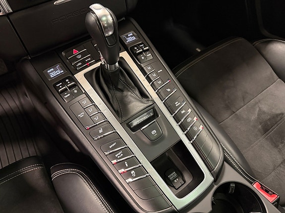 Porsche Macan Turbo 16 of 19