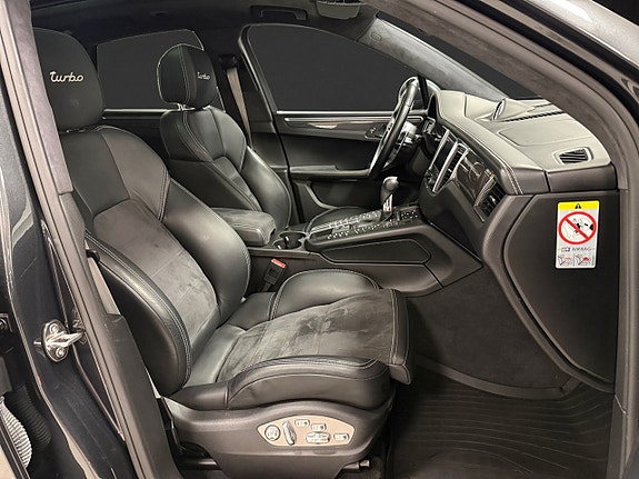 Porsche Macan Turbo 13 of 19