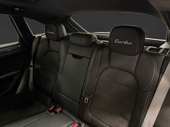 Porsche Macan Turbo 12 of 19