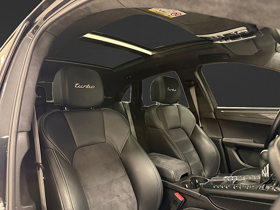 Porsche Macan Turbo 14 of 19