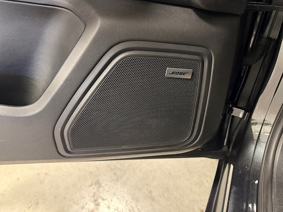 Porsche Macan Turbo 10 of 19