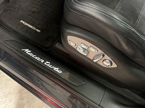 Porsche Macan Turbo 11 of 19