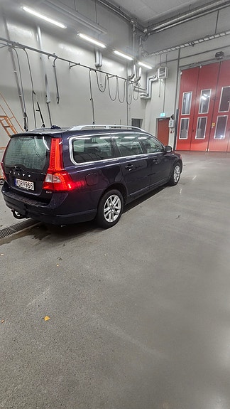 Volvo V70 3 of 4