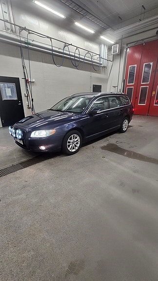 Volvo V70 2 of 4