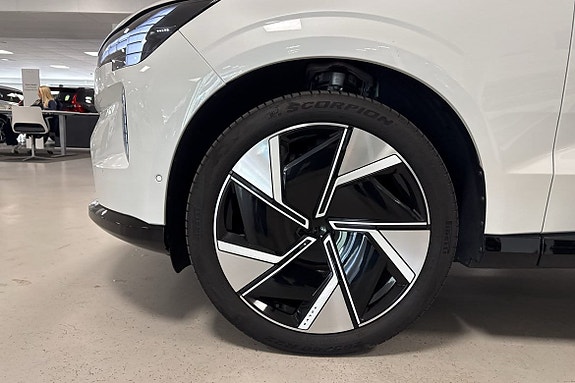 Volvo EX90 14 of 14