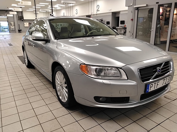 Volvo S80 2 of 10