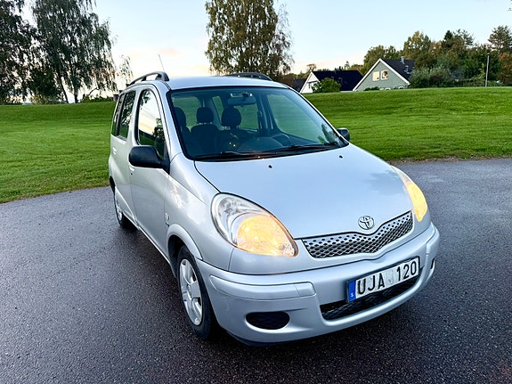 Toyota Yaris Verso 2 of 5