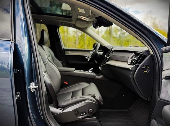 Volvo XC90 10 of 16