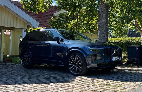 Volvo XC90 2 of 16