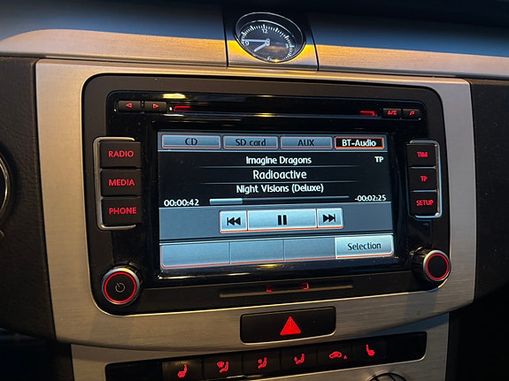 Volkswagen Passat Alltrack 3 of 19