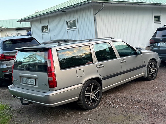 Volvo V70 2 of 7