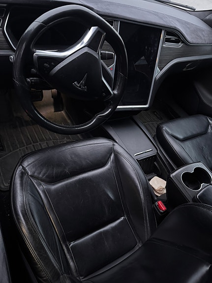 Tesla Model S 2 of 6