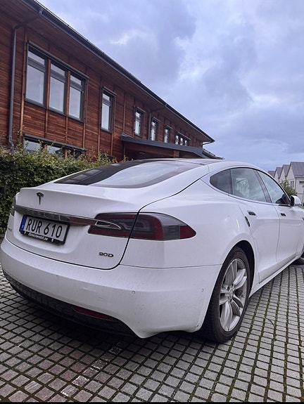 Tesla Model S 5 of 6