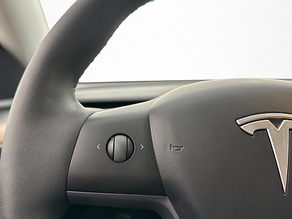 Tesla Model Y 24 of 30