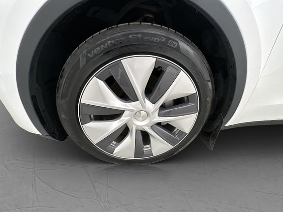 Tesla Model Y 28 of 30