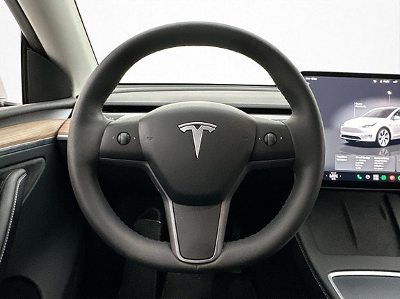 Tesla Model Y 13 of 30