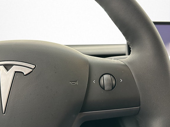Tesla Model Y 25 of 30