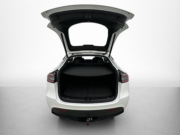 Tesla Model Y 11 of 30
