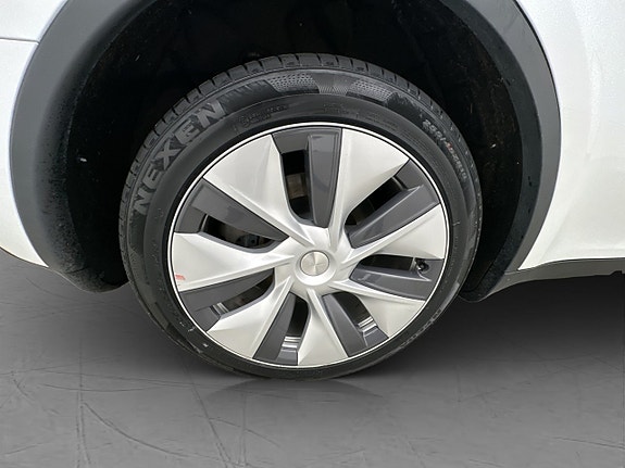 Tesla Model Y 29 of 30